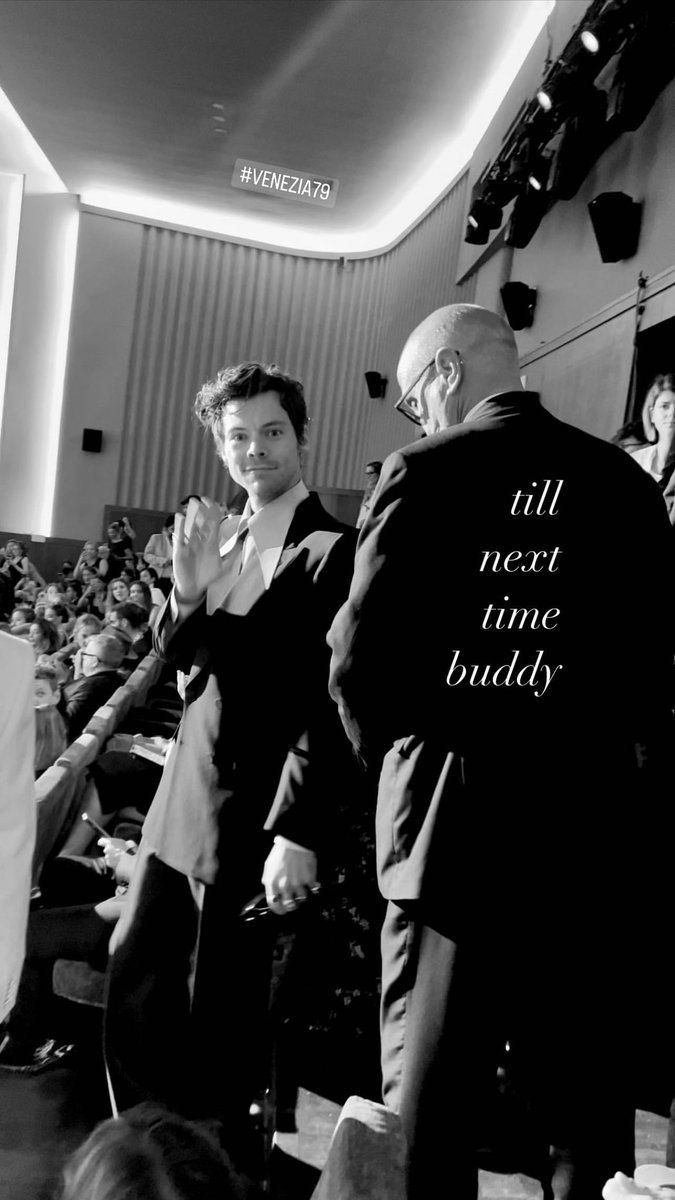 harrycolmedia's tweet photo. 📸 | Harry hoy en la alfombra roja junto a algunxs fans.
Vía: ©️ owners
#Venezia79 #DWD #DontWorryDarling #PremierDWD https://t.co/XMmAkXrKxA