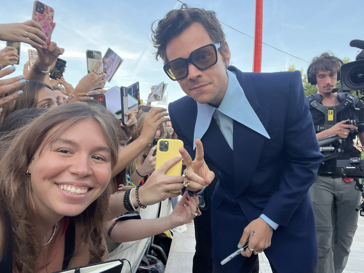 harrycolmedia's tweet photo. 📸 | Harry hoy en la alfombra roja junto a algunxs fans.
Vía: ©️ owners
#Venezia79 #DWD #DontWorryDarling #PremierDWD https://t.co/XMmAkXrKxA