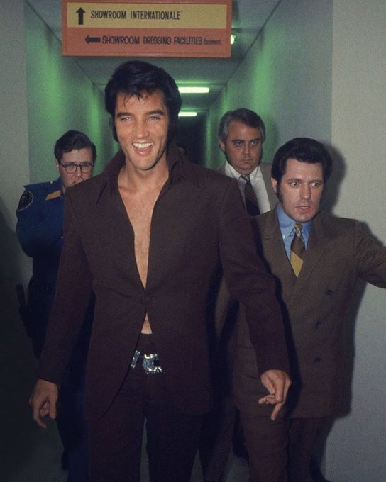 crockpics's tweet photo. Elvis Presley at the International Hotel in Vegas, 1969. https://t.co/8pBP8TZMXm