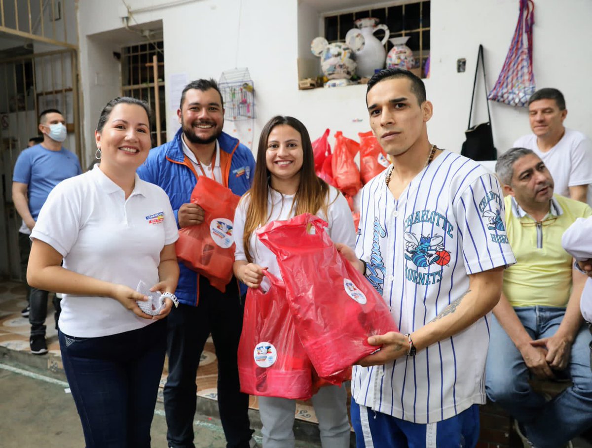CundinamarcaGob's tweet photo. Realizamos la segunda jornada de integración en centro de reclusión, con el fin de sacar a los internos de su rutina mediante talleres y actividades recreativas, y, al mismo tiempo, suplir sus necesidades básicas de aseo personal. Más👉🏼 https://t.co/XWJJoTIV58 https://t.co/qm58pJmxwc