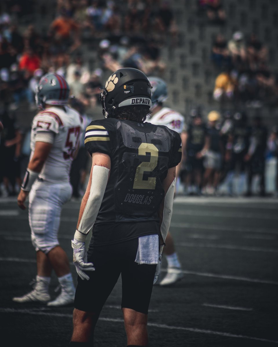 DePauwTigersFB's tweet image. Threw it back to 1981 in honor of the Chief. Tiger Pride, Baby! 🐾 

📸: @planetbottoms