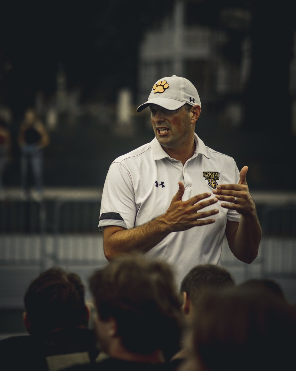 DePauwTigersFB's tweet image. Threw it back to 1981 in honor of the Chief. Tiger Pride, Baby! 🐾 

📸: @planetbottoms