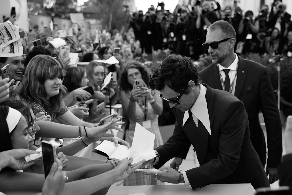 harrycolmedia's tweet photo. 📸 | Harry hoy en la alfombra roja.
Vía: ©️ owners
#Venezia79 #DWD #DontWorryDarling #PremierDWD https://t.co/7zpAXcN0Tr