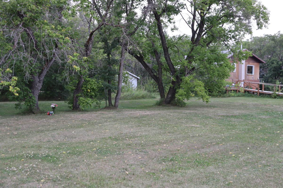 Arrivée en #Saskatchewan pour couvrir les massacres au couteau qui ont fait 10 morts et 18 blessés dans la Nation crie James Smith et à Weldon. Des fleurs déposées devant la demeure d’une des victimes, à Weldon, un petit village où tout le monde se connait. <a href="/JdeMontreal/">Le Journal de Montréal</a>