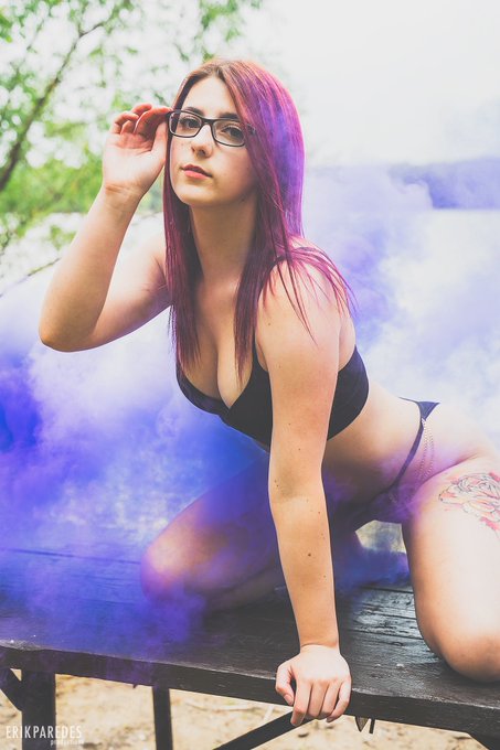 Do you like girls with glasses? 💜 https://t.co/YQUIHaA0HL