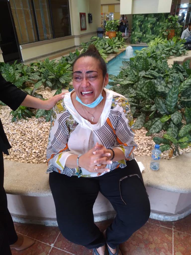 Recibí ahora esta foto en un grupo con la información de que esta señora tiene amnesia, está en Unicentro Plaza, Santo Domingo, y no tiene documentos. Por favor, si alguien la reconoce y si es posible compartir. Seamos solidarios.