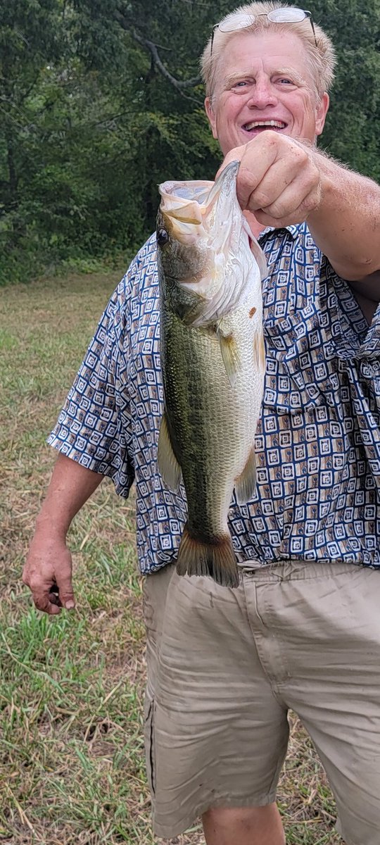 TimGCarterSEEK's tweet photo. I caught a real nice #bass today in a family pond. Pretty close to the largest I've ever caught there. Also a real fatso #shellcracker.. & lots of other #fish. But those 2 are memorable!!! #Slamism https://t.co/x7fBfWle7o