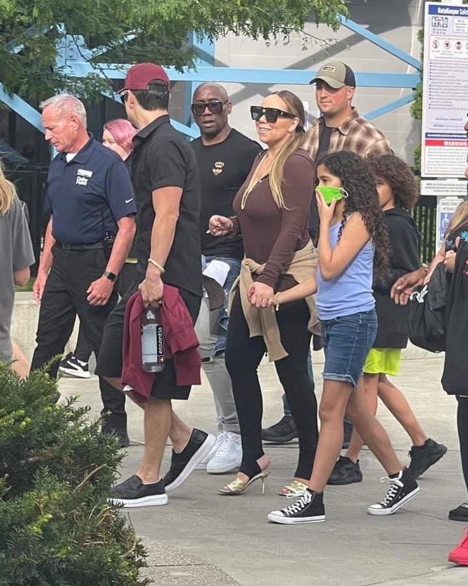 accessmimi's tweet photo. Mariah Carey was spotted at Cedar Point in Ohio. 🎢 https://t.co/leSzrV09eE