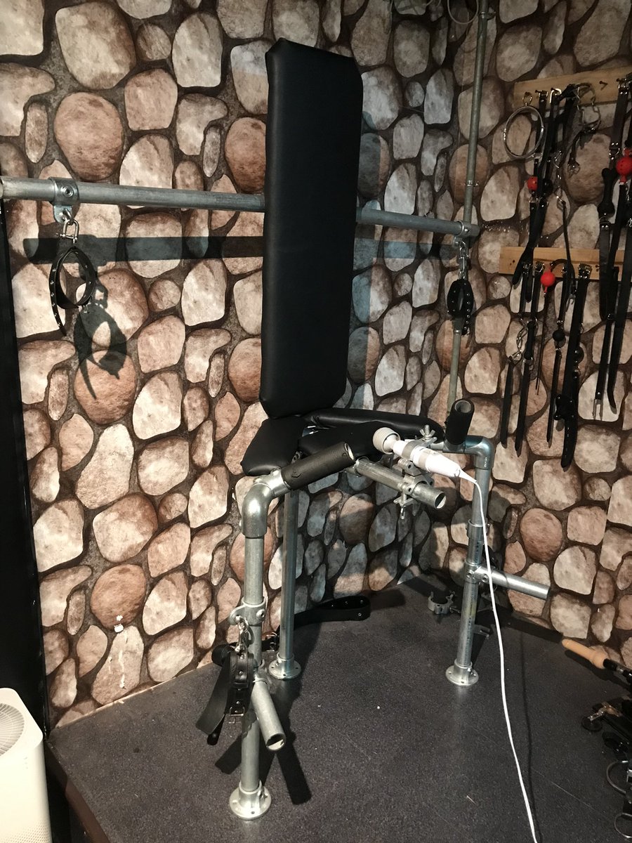 unnamedroom's tweet photo. 我們的拘束椅是自己設計組裝的
可以自己裝按摩棒和砲機上去
有人喜歡玩強制高潮的嗎？😌

#景美未命名
#未命名調教房 https://t.co/yyEwPzsaor