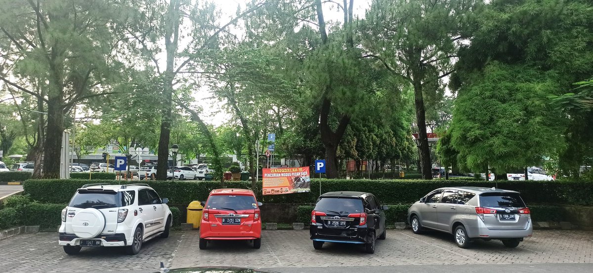 Gak tau, mau komentar apa... Mustinya kemampuan /bisa beli mobil disesuaikan dengan upgrade etika dan attitude-nya.
Ah sudahlah.. 

Gimana ini bang <a href="/parkirlubangsat/">#parkirlubangsat!</a> ?