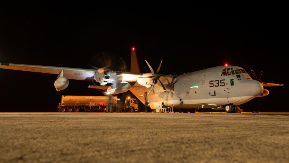cqplanespotting's tweet photo. U.S. Marine Corps MV-22 Osprey (VMM-268) ‘Red Dragons’, conducting aerial refueling with a KC-130J Hercules (VMGR-152) ‘Sumos’ in the evening sky above the NT during Ex Pitch Black 22.

https://t.co/KhkaocV30r

#PitchBlack22 #USMC #Marines #MV22B #Osprey #KC130J #VMM268 #VMGR154 https://t.co/zoJB0FxBRd