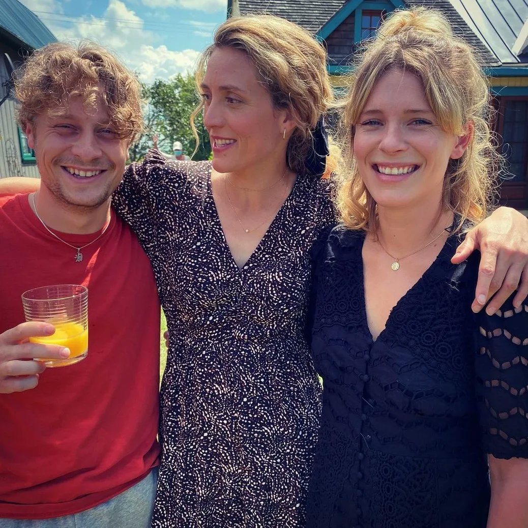 tkltklme's tweet photo. that mysterious american comedy movie 👀👀👀? @evelynebrochu #antoineolivierpilon @VanessaHudgens #charlotteaubin #edweeks @zachbraff https://t.co/P5IQDYA92m