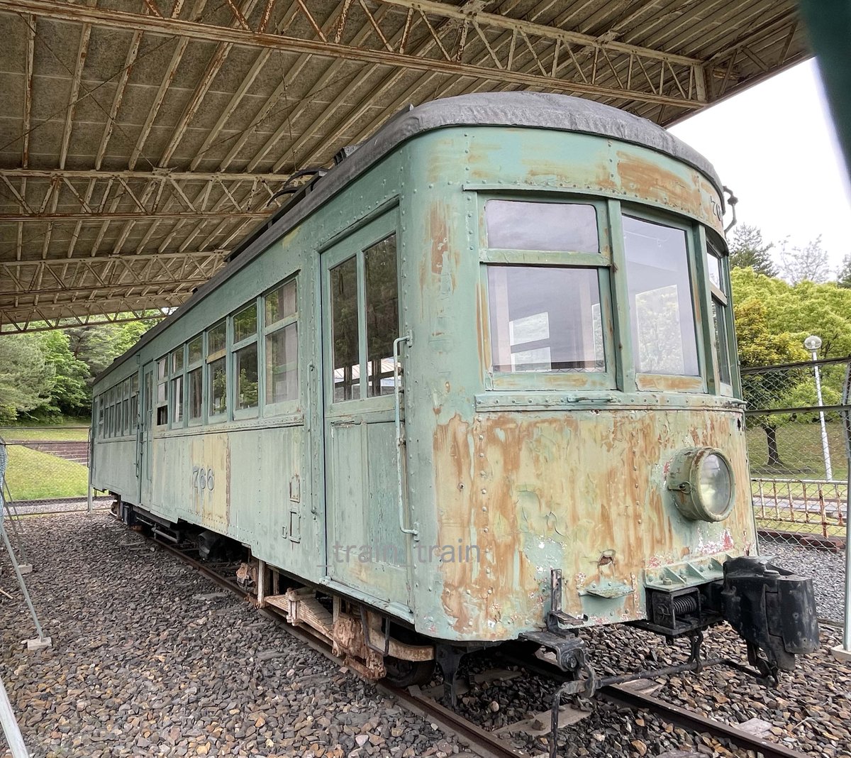 train_rail_'s tweet photo. 瀬戸線の600V時代の車両は #瀬戸市民公園 内の #せとクルランド(交通児童遊園)の脇に保存されています.しかし老朽化が進んで取り壊しが決まったそうです.やはり野外展示は難しい様です.#名鉄瀬戸線 #600V #モ766 https://t.co/rXgcPcmnE2