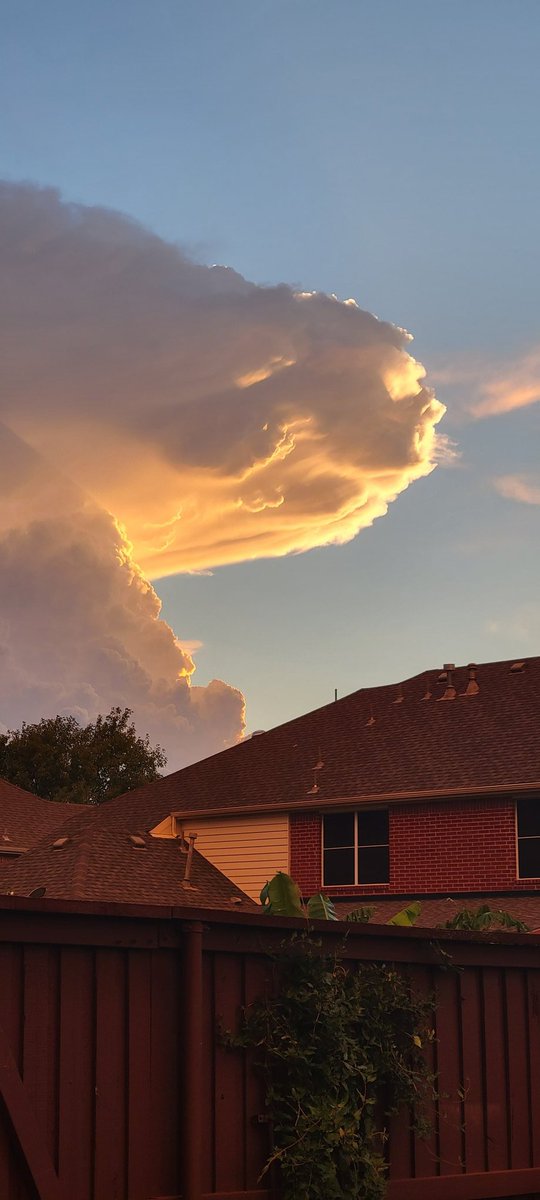 Lbdalgal's tweet photo. @wfaaweather Beautiful over north Carrollton https://t.co/IwNkhuE7pE