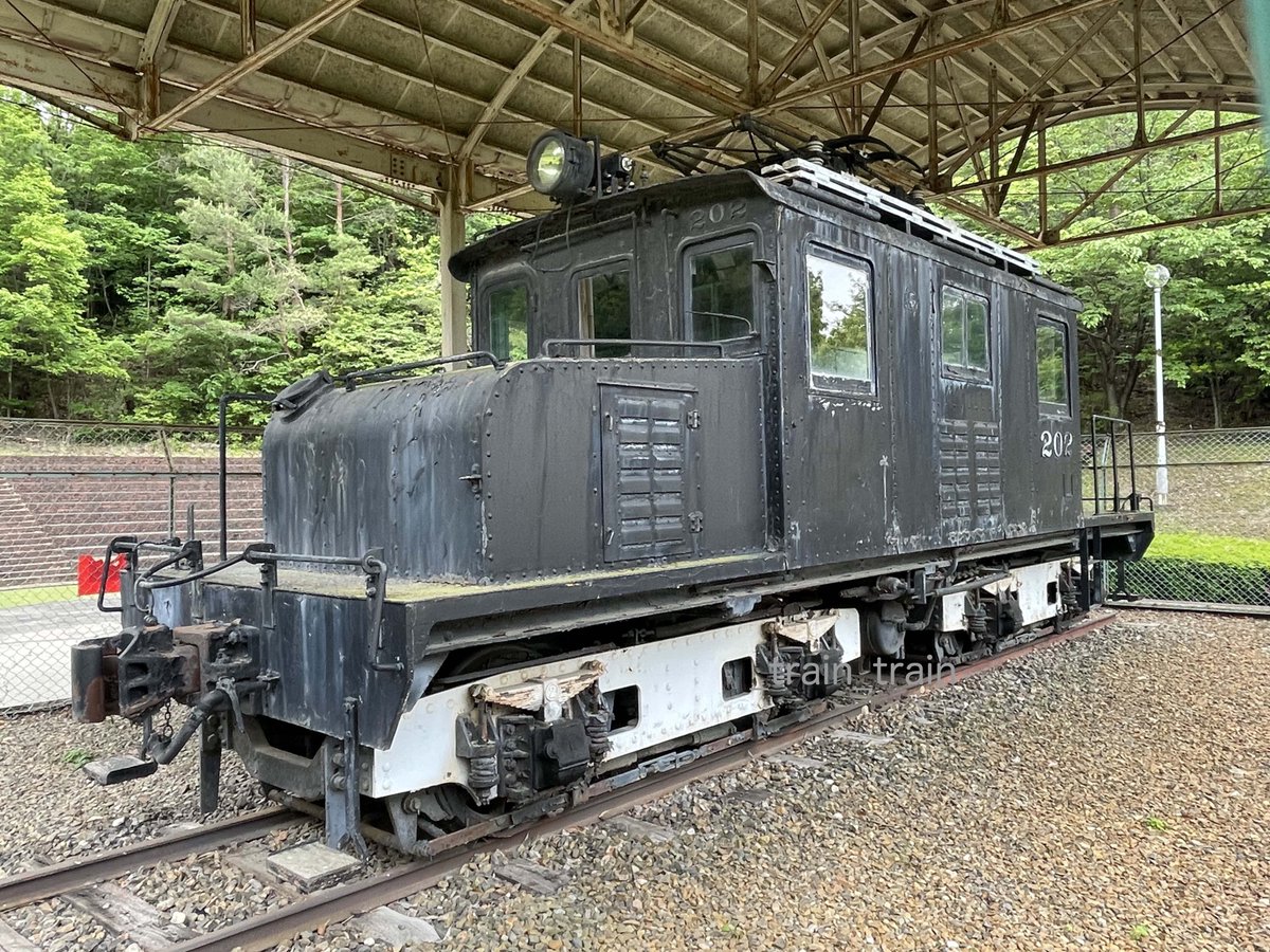 train_rail_'s tweet photo. 瀬戸線の600V時代の車両は #瀬戸市民公園 内の #せとクルランド(交通児童遊園)の脇に保存されています.しかし老朽化が進んで取り壊しが決まったそうです.やはり野外展示は難しい様です.#名鉄瀬戸線 #600V #デキ202 https://t.co/aMTMmlWfxZ