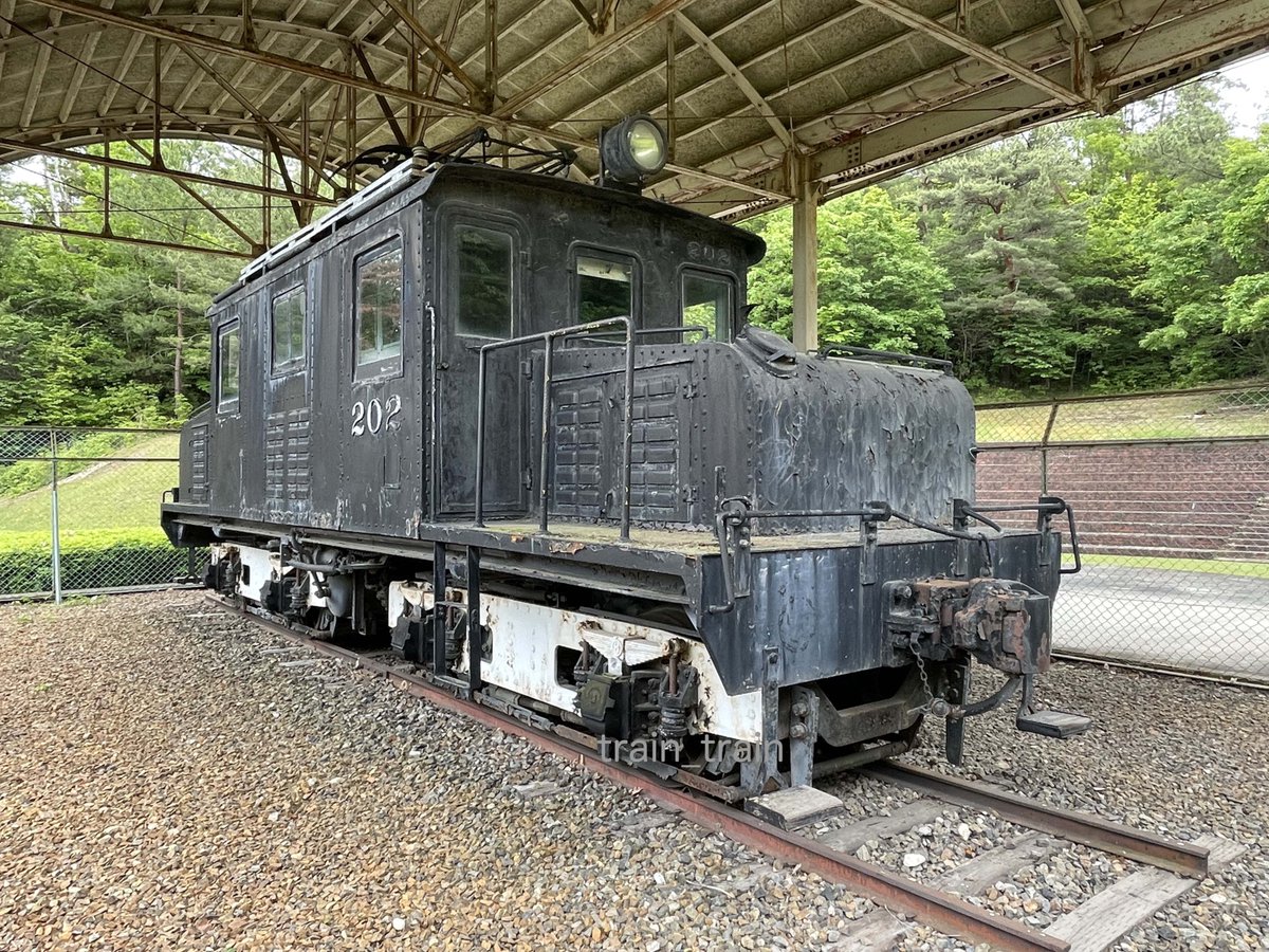 train_rail_'s tweet photo. 瀬戸線の600V時代の車両は #瀬戸市民公園 内の #せとクルランド(交通児童遊園)の脇に保存されています.しかし老朽化が進んで取り壊しが決まったそうです.やはり野外展示は難しい様です.#名鉄瀬戸線 #600V #デキ202 https://t.co/aMTMmlWfxZ