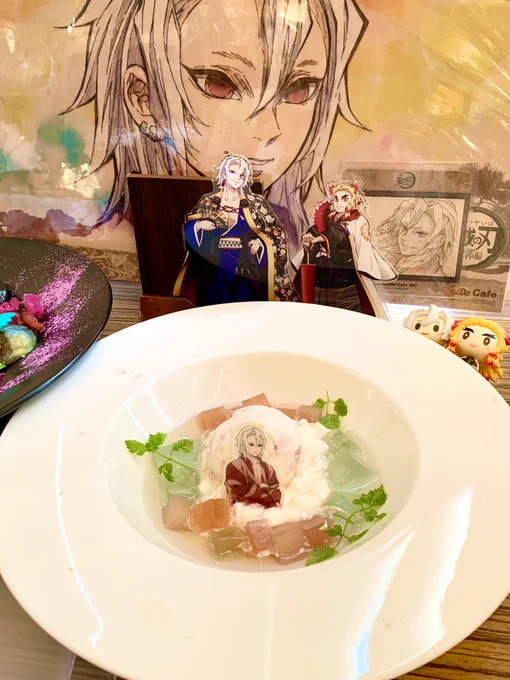 さんの顔がよすぎるでざーたべてきたけどまた凄まじく落ち着かないし、モナカを食べさせることを試してくるさん 