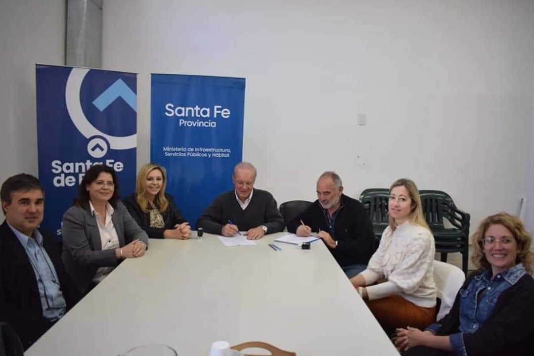 correodefirmat's tweet photo. En las próximas semanas comenzaría la construcción de las 55 viviendas en Firmat. Este lunes, en Rosario, se llevó adelante la firma del contrato para comenzar los trabajos en barrio Fredriksson (https://t.co/2cN7BlI4ko) https://t.co/vZ6laVU0kg