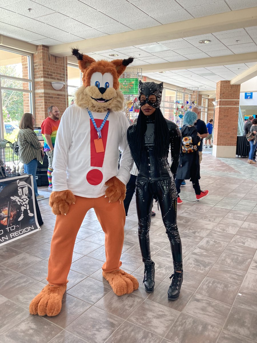 RustyTheBobcat's tweet image. Bubsy (me) and Catwoman at RobCon 2022 
#robcon #robcon2022 #cosplay #batman #dccomics #videogames #videogamecosplay #comiccon