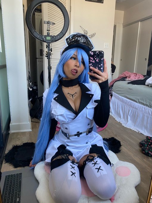 messy room but dis is what i&rsquo;m doing today https://t.co/jvWWuaGgme