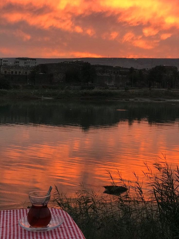 aestheticspost_'s tweet photo. skies in pretty colors https://t.co/VZ82EmaF1e