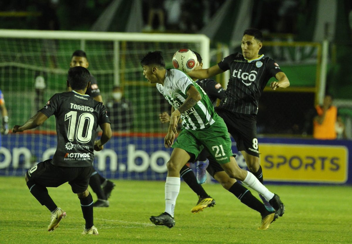 LosTiemposBol's tweet photo. [EN IMÁGENES]
#LTahora #DivisionProfesional #Cochabmaba
Incidencias del partido entre Oriente Petrolero Vs Aurora por la decima quinta fecha del torneo de la División Profesional del Fútbol Boliviano. 
📸Enrique Canedo/APG Noticias https://t.co/uRq0eh33nF