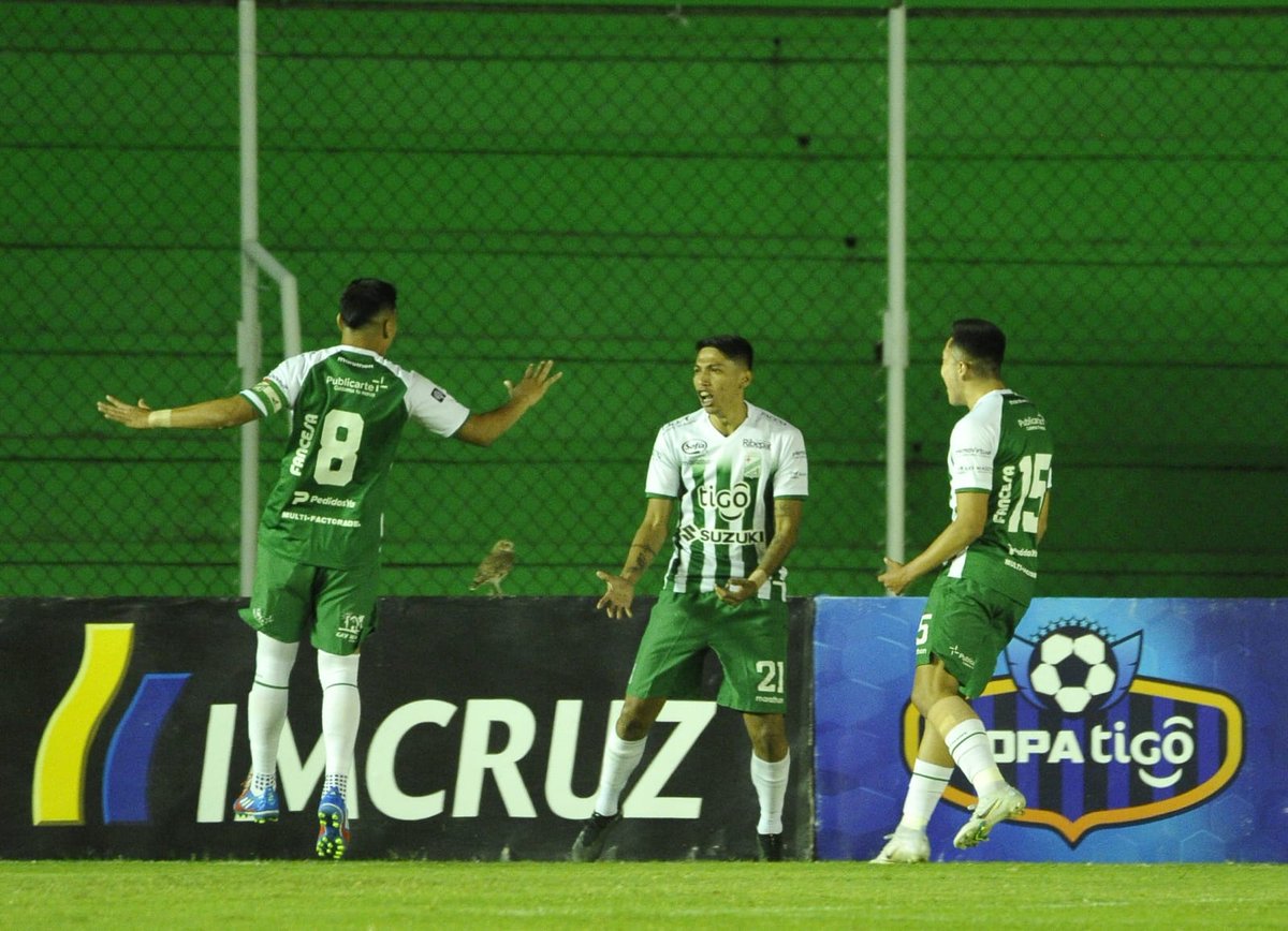 LosTiemposBol's tweet photo. [EN IMÁGENES]
#LTahora #DivisionProfesional #Cochabmaba
Incidencias del partido entre Oriente Petrolero Vs Aurora por la decima quinta fecha del torneo de la División Profesional del Fútbol Boliviano. 
📸Enrique Canedo/APG Noticias https://t.co/uRq0eh33nF