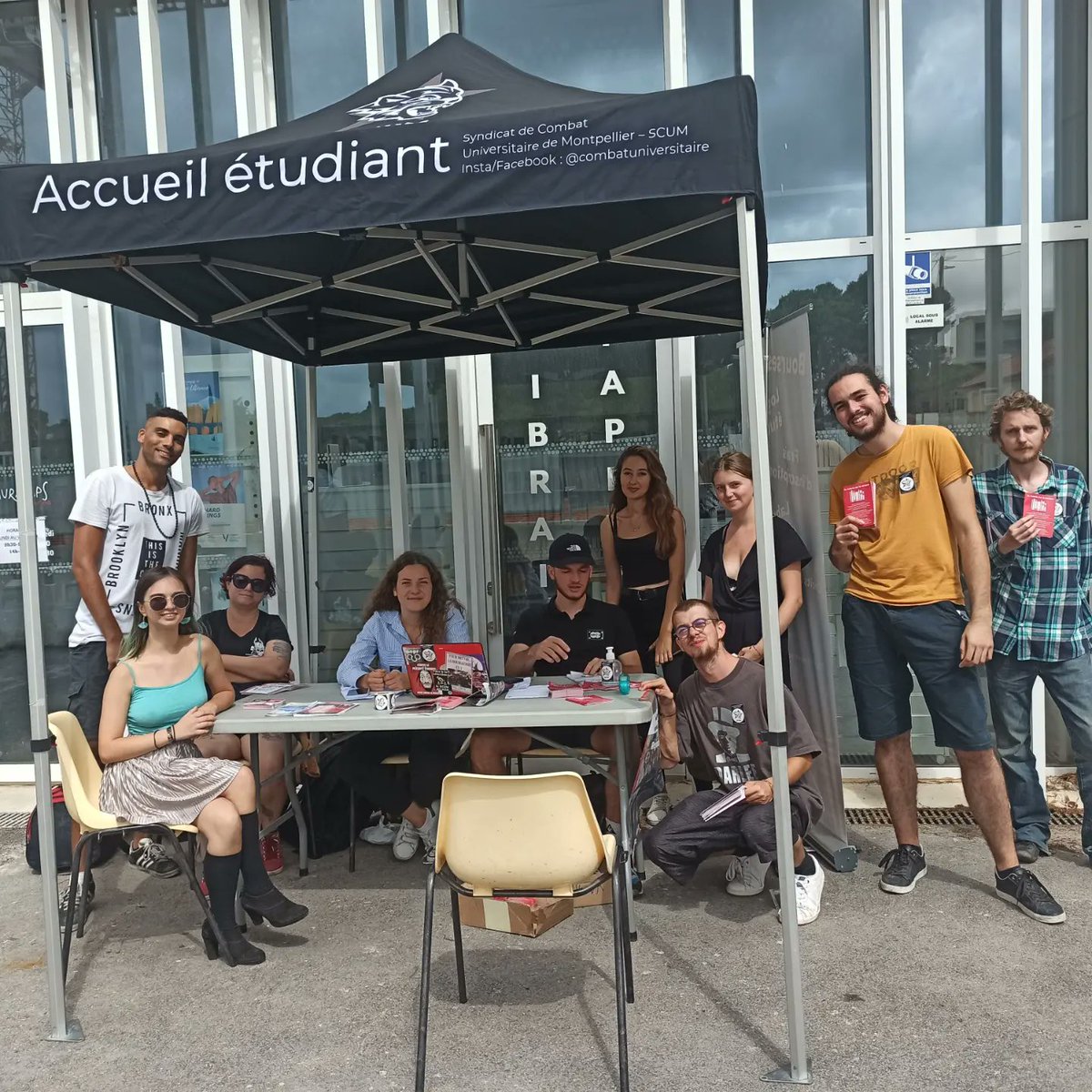 scum34's tweet photo. Toute la journée, l'équipe étudiante du SCUM vous accueille à l'entrée principale de l'université Paul-Valéry afin de vous distribuer le livret d'accueil des nouvelles et nouveaux, et vous informer
1/2 https://t.co/mBzfczVnVT