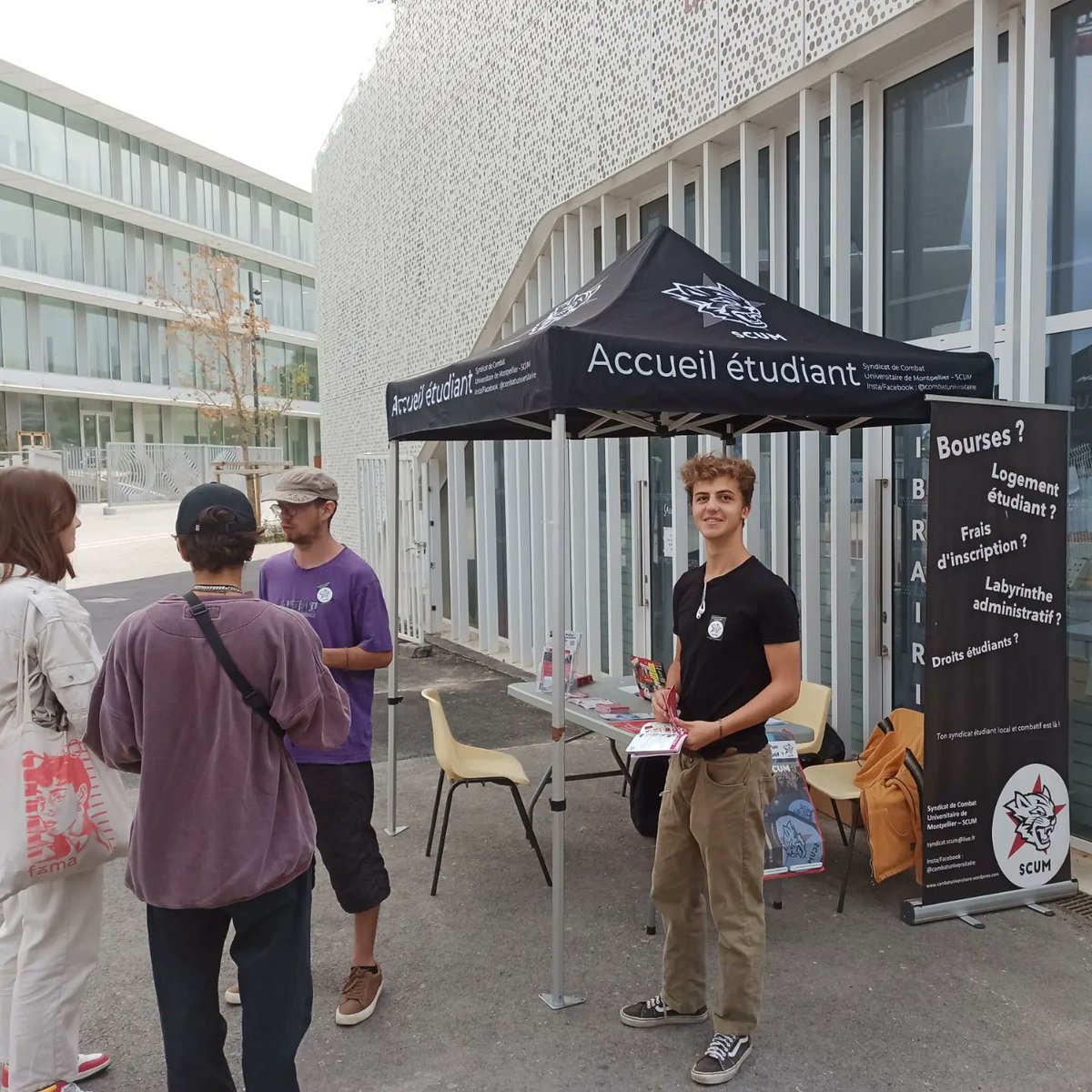 scum34's tweet photo. Toute la journée, l'équipe étudiante du SCUM vous accueille à l'entrée principale de l'université Paul-Valéry afin de vous distribuer le livret d'accueil des nouvelles et nouveaux, et vous informer
1/2 https://t.co/mBzfczVnVT