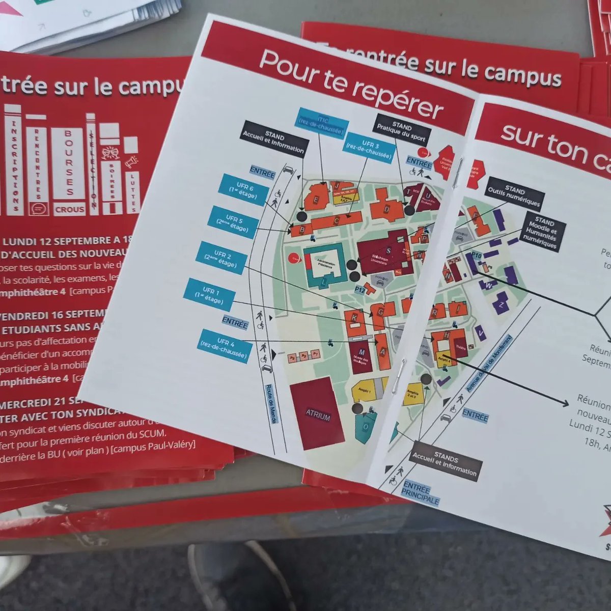 scum34's tweet photo. Toute la journée, l'équipe étudiante du SCUM vous accueille à l'entrée principale de l'université Paul-Valéry afin de vous distribuer le livret d'accueil des nouvelles et nouveaux, et vous informer
1/2 https://t.co/mBzfczVnVT
