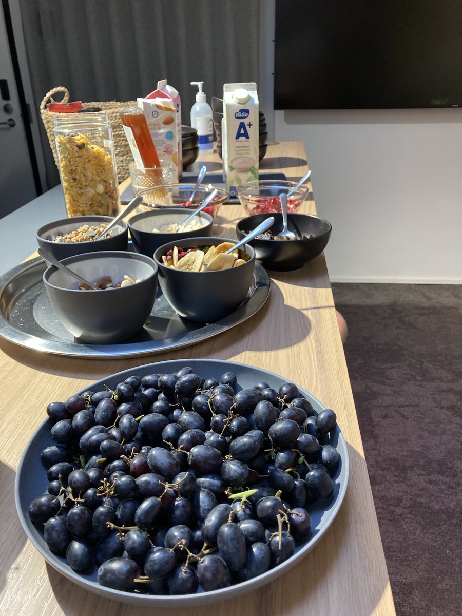 ITomperi's tweet image. #WorkeryPlus Espan yhteinen aamupala käynnissä. Mukava tunnelma! #coworking #toimisto