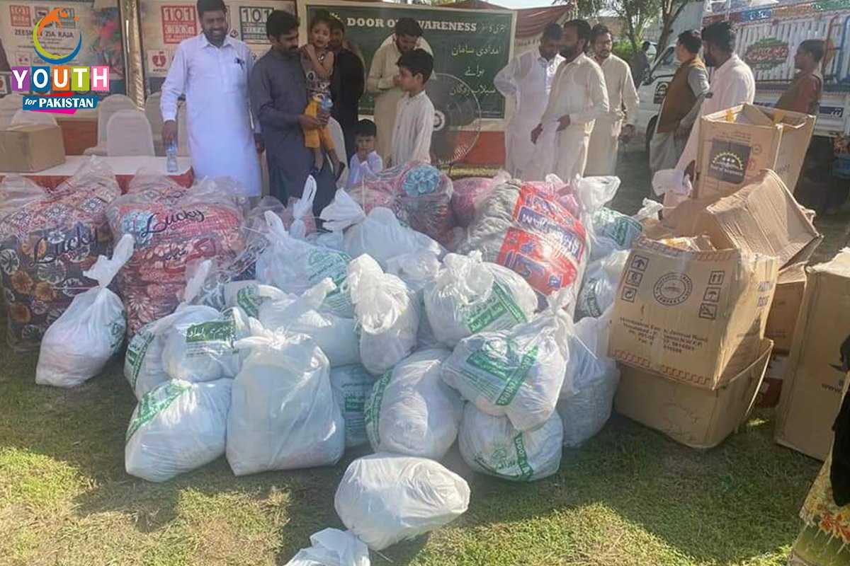 YFPPakistan's tweet photo. Youth For Pakistan partnered with PHF and 16 different NGOs collaborated together for providing 4 trucks of relief items to flood-affected families in Dera Ghazi Khan.

YFP pays tribute to the Heros of Pakistan for their courageous services and sacrifices for the nation! https://t.co/6FHu17G56M
