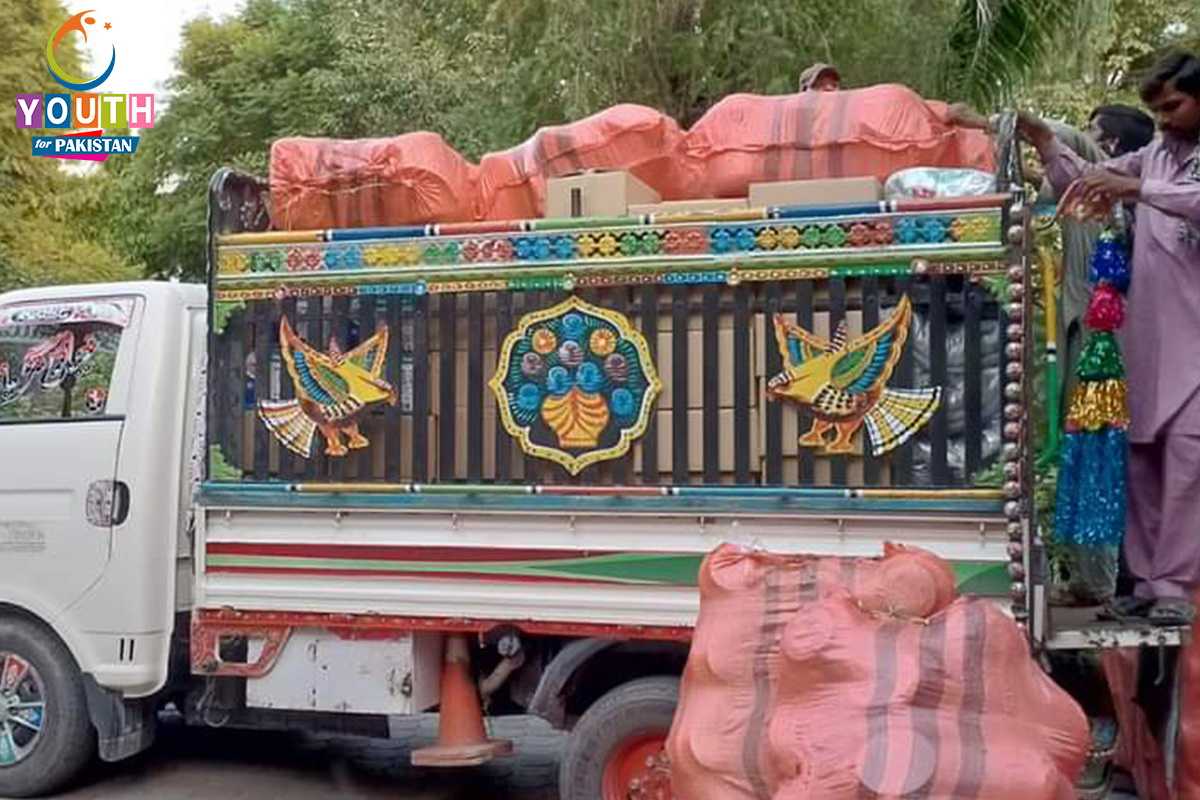 YFPPakistan's tweet photo. Youth For Pakistan partnered with PHF and 16 different NGOs collaborated together for providing 4 trucks of relief items to flood-affected families in Dera Ghazi Khan.

YFP pays tribute to the Heros of Pakistan for their courageous services and sacrifices for the nation! https://t.co/6FHu17G56M