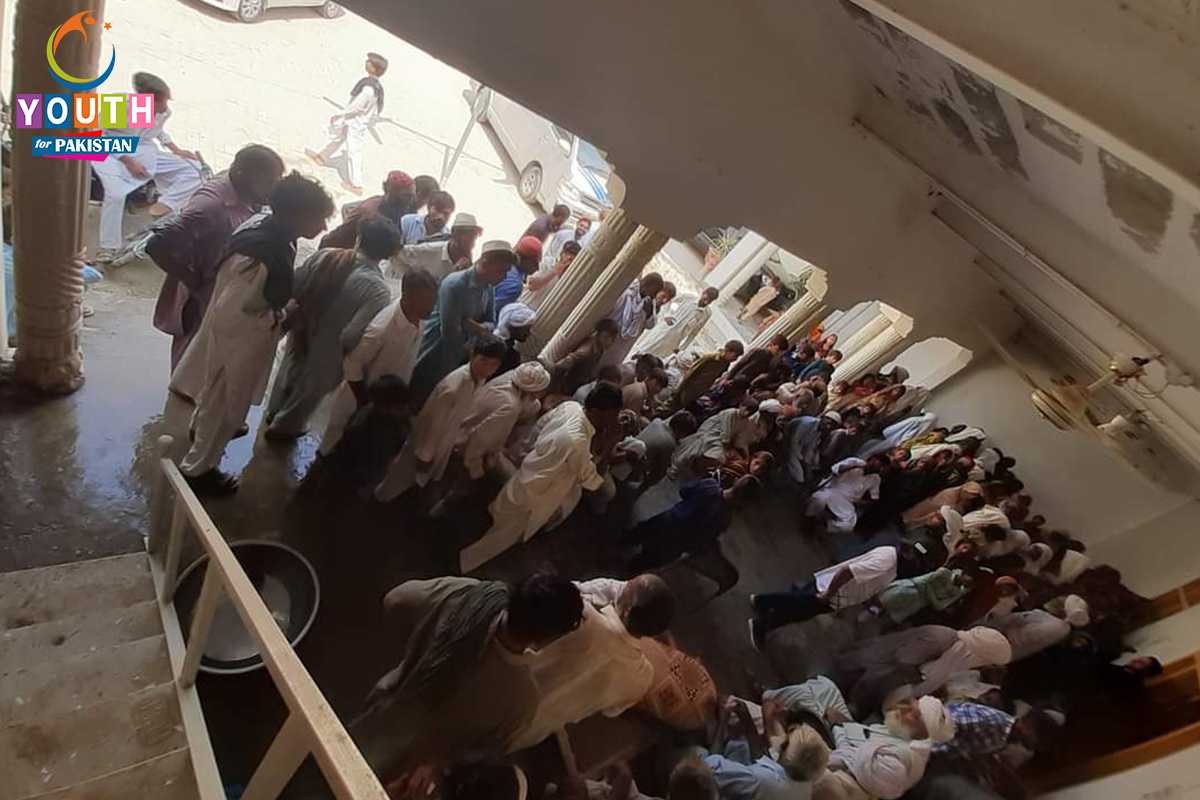 YFPPakistan's tweet photo. Youth For Pakistan partnered with PHF and 16 different NGOs collaborated together for providing 4 trucks of relief items to flood-affected families in Dera Ghazi Khan.

YFP pays tribute to the Heros of Pakistan for their courageous services and sacrifices for the nation! https://t.co/6FHu17G56M