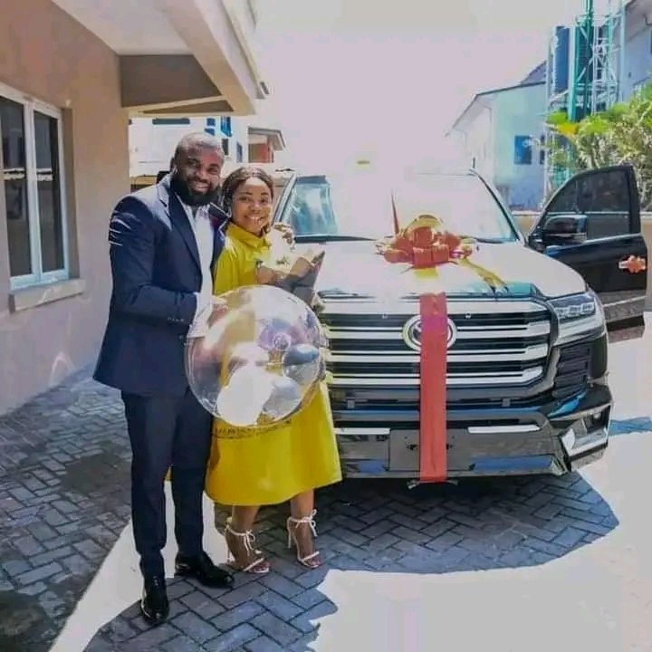 Oluchi53576117's tweet photo. Happy birthday to you Mercy chinwo  omo see birthday gift from husband God abeg no forget me oooo 🙏🙏🙏😱😱😱😱🙄🙇🙇🙇 https://t.co/ODTlatiRvY
