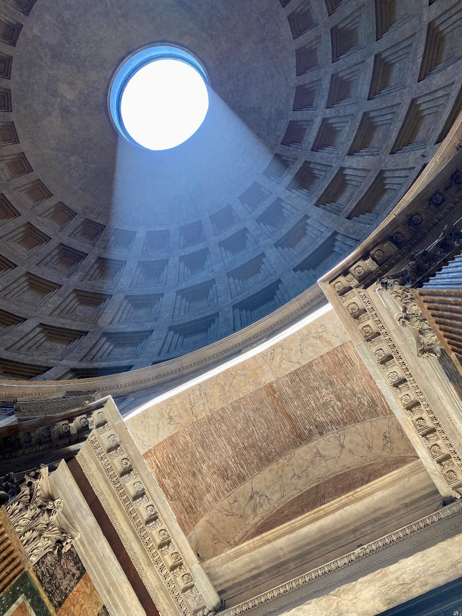 Cada año, en los primeros días de septiembre se produce en el Panteón de Agripa un acontecimiento espectacular que solo dura unos segundos y que solo unos pocos conocen y disfrutan.

¿Quieres saber de qué se trata? Viaja conmigo a la antigua Roma para descubrirlo.
#HiloRomano