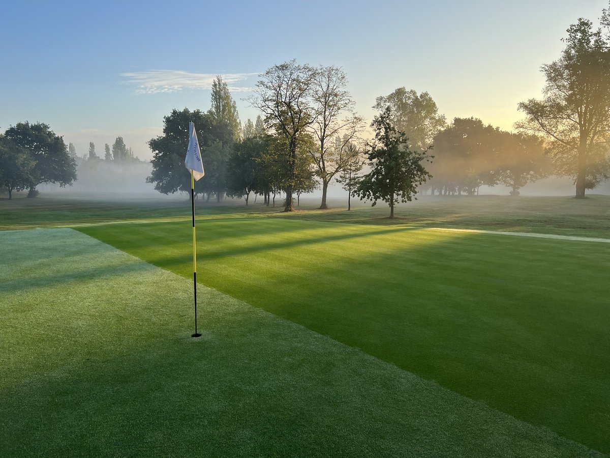 muswellhillgk's tweet photo. What a beautiful morning to hand cut greens #golf #greenkeeping #greens #sunrise #summer #september #heavydew https://t.co/O2wilhYA2w