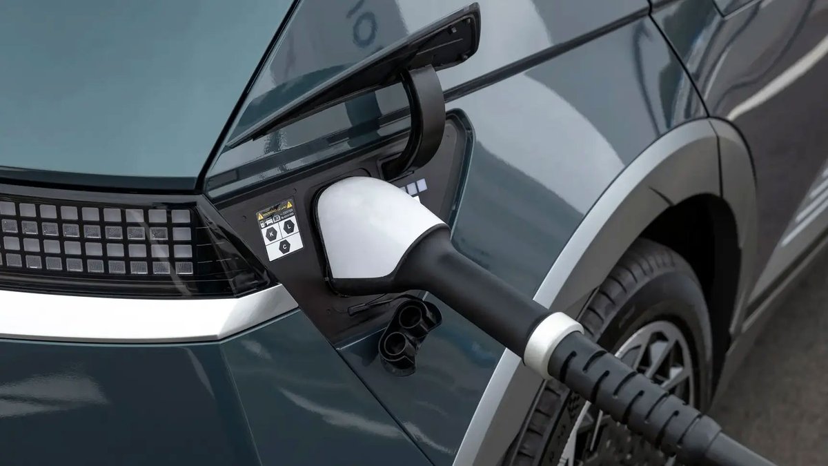 American researchers have worked out a way to charge a lithium-ion #EV #battery from nearly dead to 90 per cent in 10 minutes, without causing any of the damage that would usually occur! 🔋😲 👉 bit.ly/3wIB5qZ