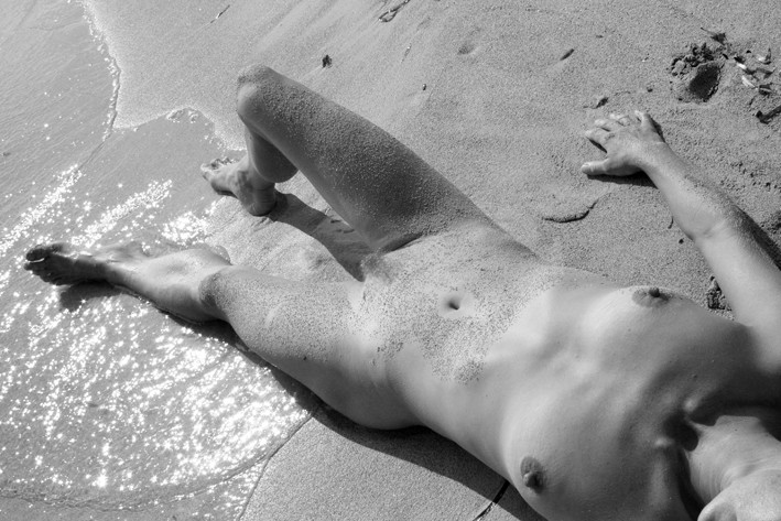 _CristinaCri's tweet photo. -Come fai a stare in topless con questo vento? I capezzoli diventano turgidi come nocciole.
-Quando cala il vento basta pizzicarli un po'.
#cognatanaive #toplessmom #toplesswife #toplesstuesday https://t.co/MgfKyfqlLE