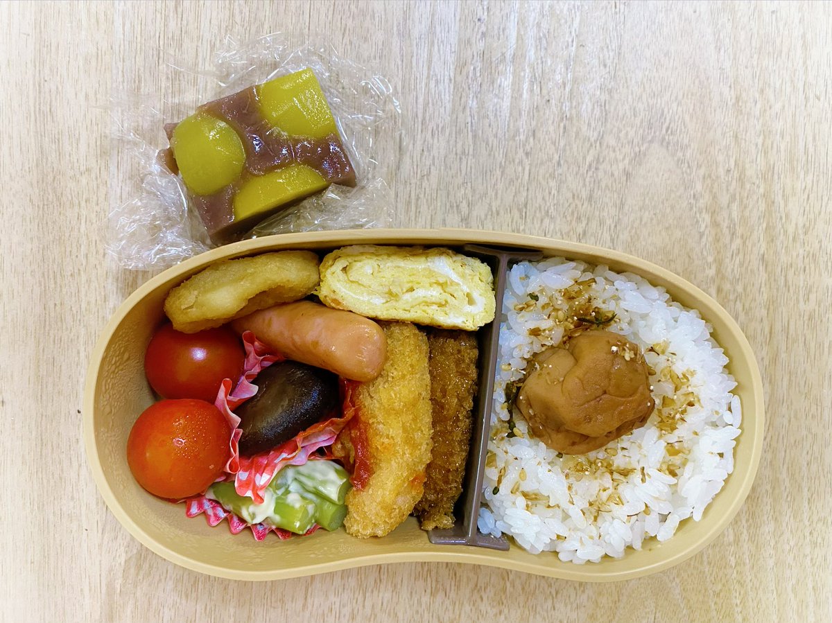 おひる兼よる(15時)/お弁当・栗羊羹🌰 さあこの後シロクマアイス🐻‍❄️🍨を食べるかどうか！ どうだろうね😉(フラグ🚩) 今日はお家脱毛日💪でもサボるかも🙄そしたら明日やる🙄 我が毛よ…鎮まりたまへ…🙏