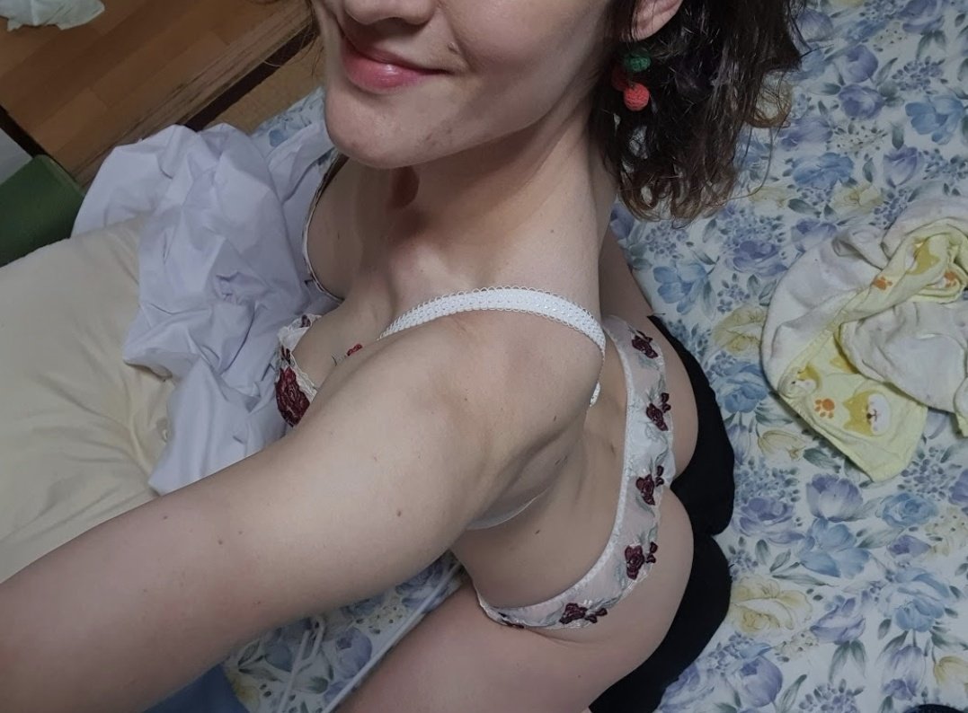 GoddessJuliessa's tweet photo. I've built a 6 figure investment portfolio, traveled the world, and 0 debt partly bc of My amazing slave horde! 💰
Here's some #findomtips to get the best subbies!
1.) Branch out and try other websites (I found good subs like solebitch on collarme https://t.co/e5GZdkOW4F