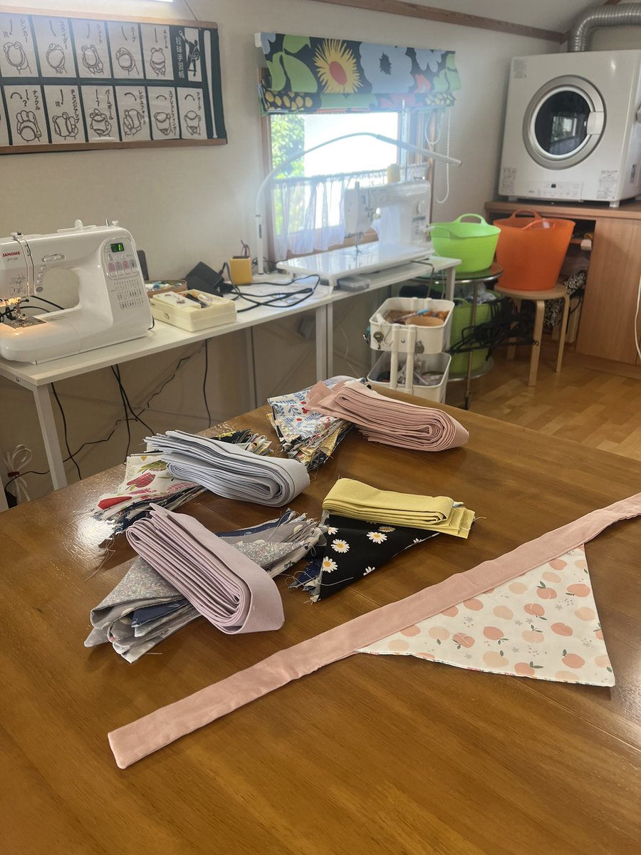 OnelyJp's tweet photo. 今日は友人のミシン工房で縫い縫いします💪🪡✂️
#富士山ドッグマルシェ
#犬用スカーフ
#材料費を除く売上は全て日本盲導犬協会に寄付積立します
#onely
#ワンリー https://t.co/TqEtshFzsK