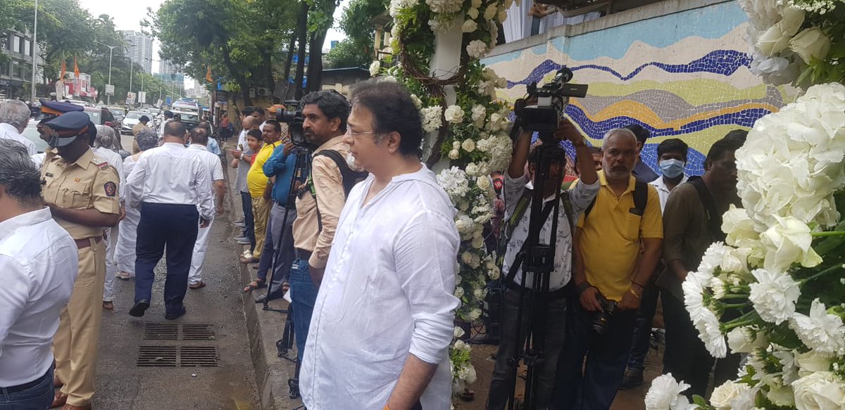 fpjindia's tweet photo. People arrive at Worli crematorium last rites of Cyrus Mistry
#CyrusMistryDeath #CyrusMistry #CyrusMistryAccident #RIPCyrusMistry #India #BreakingNews #Mumbai #Worli https://t.co/XWoV1PkAft