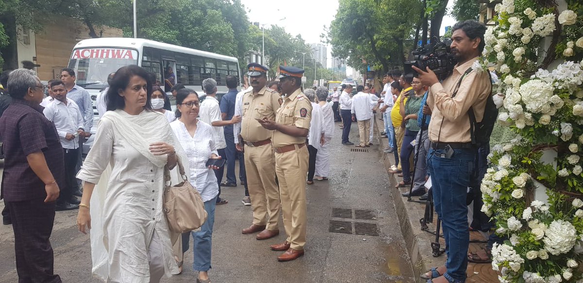 fpjindia's tweet photo. People arrive at Worli crematorium last rites of Cyrus Mistry
#CyrusMistryDeath #CyrusMistry #CyrusMistryAccident #RIPCyrusMistry #India #BreakingNews #Mumbai #Worli https://t.co/XWoV1PkAft