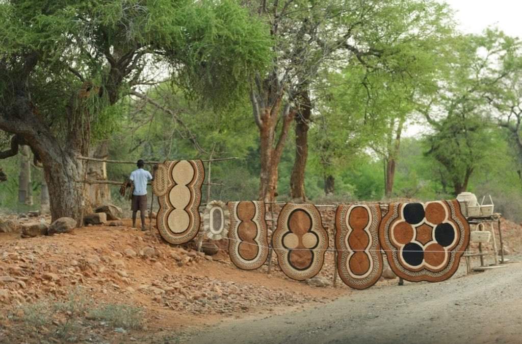 ZimBho_Official's tweet photo. Good morning from the #Masvingo-#Mutare highway where you come across these #Baobab #mats...intricately woven with #ZimBho pride👌, showing off the cultural beauty of the #Manyika people!
#EasternHighlands
#VisitZimbabwe
#MeetInZim
#ZimBho👍
📷: Skha Masunda, @stevenchikosi https://t.co/yARpwXo7g2
