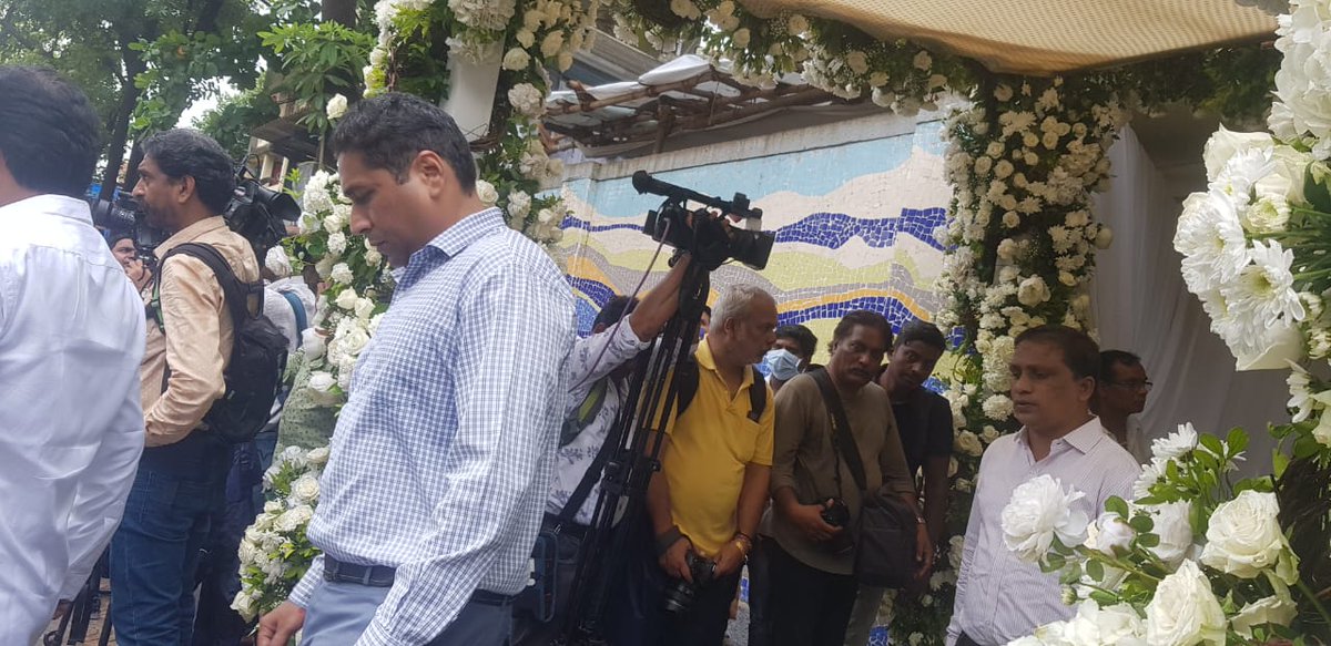 fpjindia's tweet photo. People arrive at Worli crematorium last rites of Cyrus Mistry
#CyrusMistryDeath #CyrusMistry #CyrusMistryAccident #RIPCyrusMistry #India #BreakingNews #Mumbai #Worli https://t.co/XWoV1PkAft