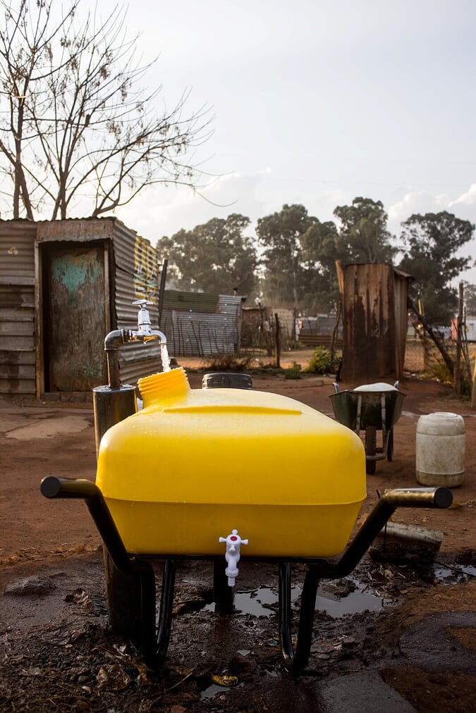 The water wheelbarrow is the response to ride people from headloading mean loads of water walking a long distance.