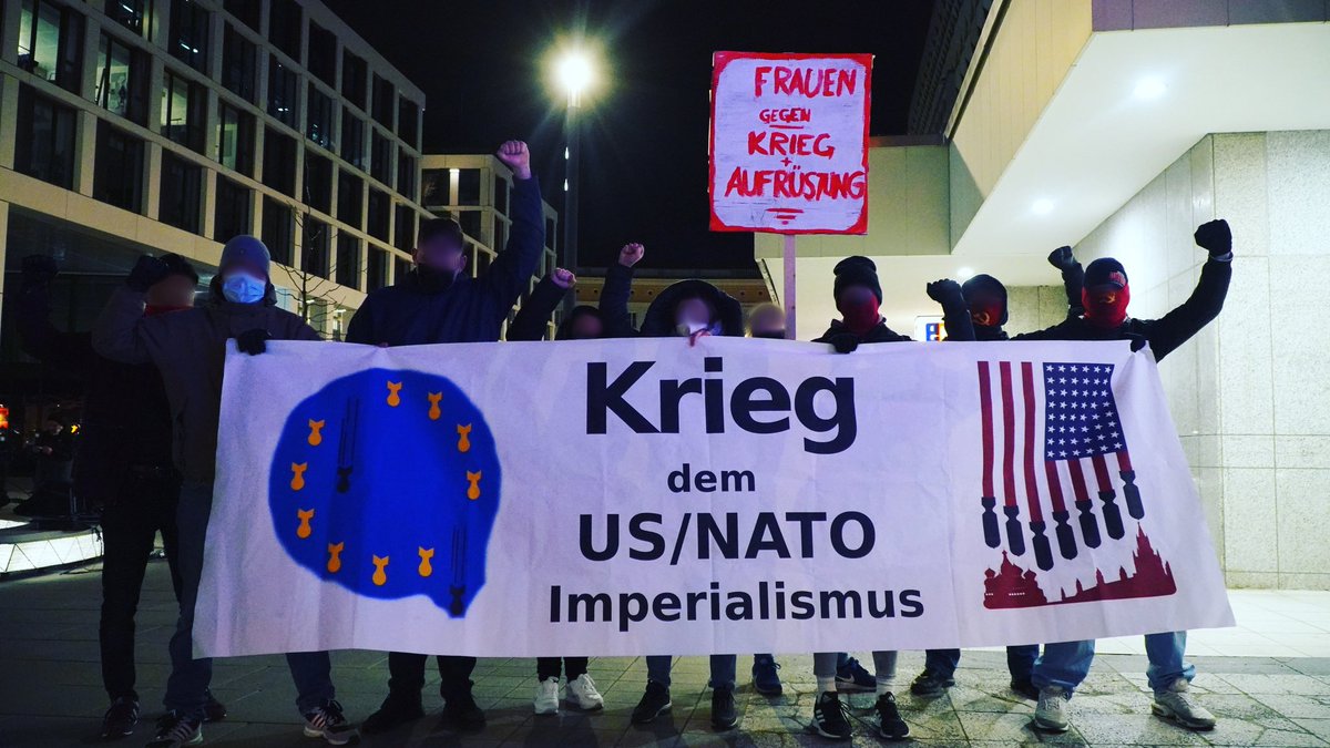 redmedia21's tweet photo. Während sich Mitglieder von @dielinkelsa am #le0509 in #Leipzig bei der #Antifa bedanken, hält man es in #Magdeburg nicht mal für notwendig gegen den Naziaufmarsch der #fightnsp zu mobilisieren o. #md0509 seinen Arsch auf die Straße zu bewegen Mit Verachtung wird auf die Linke 1/ https://t.co/F1usMoZ7US