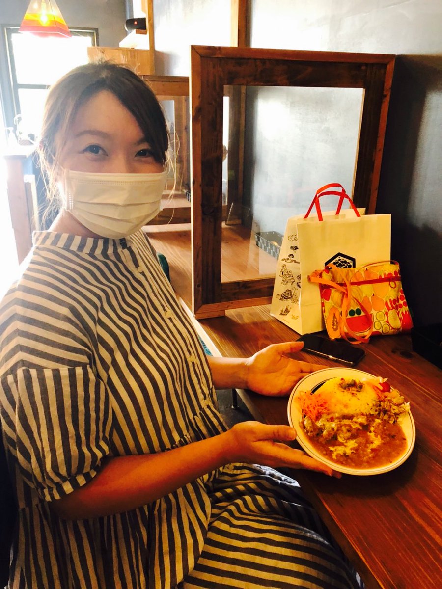 curryshop_take's tweet photo. Instagramでやってる
タケちゃんカレーをおごります企画！
今日も無事に終了しました！そして
僕も長崎カステラおごって頂きました！
幸せの物々交換！😊✨
ありがとうございます！🙏
おごります企画に参加したい方は
カレー屋タケちゃんの
Instagramをフォローして
次回の投稿をお待ち下さいませ！ https://t.co/sATPphXn2B