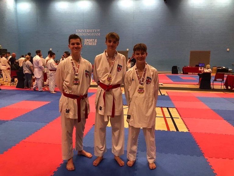 EthanH4HMetters's tweet photo. @wukfonline World champion in team kumite, now the @wukfonline GB Open champions in team kumite 🥇🥈 and a silver in individual kumite 🥋@StMartinsSch https://t.co/I8knPDidDo